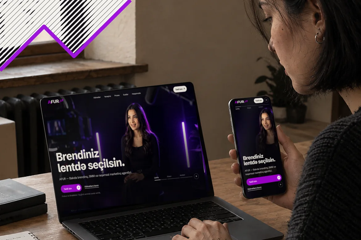 Qadın afur.az saytını eyni anda noutbukda və telefonda yoxlayır; hər iki ekranda “Brendiniz lentdə seçilsin.”